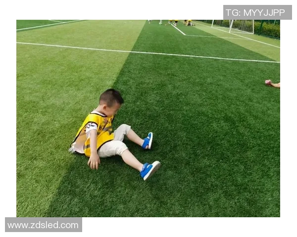 在星光下的吻别散步舞动与足球明星的浪漫邂逅